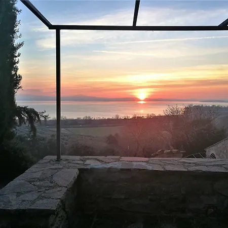 Borgo Monteluce בית כפרי *